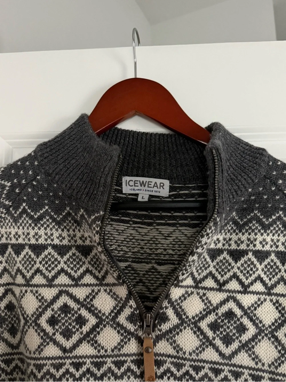 Icewear Men's Dark Gray Fair Isle 1/2 Zip Sweater, size large great condition